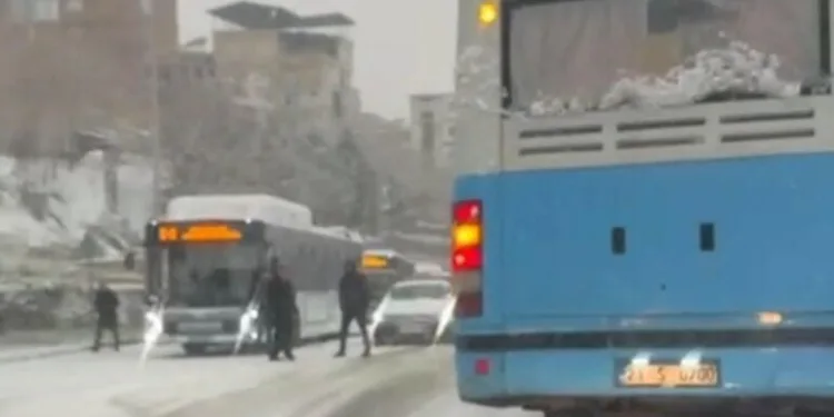Başkale’de kış sert geçiyor, kar yığınları kamyonlarla ilçe dışına taşınıyor