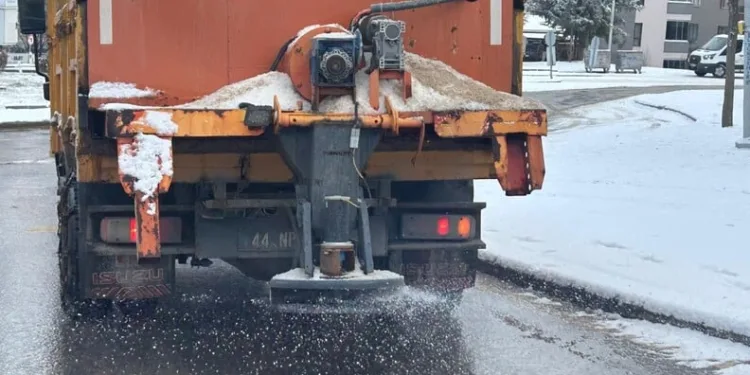 Başkale’de kış sert geçiyor, kar yığınları kamyonlarla ilçe dışına taşınıyor