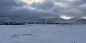 Başkale’de kış sert geçiyor, kar yığınları kamyonlarla ilçe dışına taşınıyor