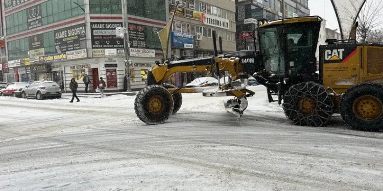 Başkale’de kış sert geçiyor, kar yığınları kamyonlarla ilçe dışına taşınıyor