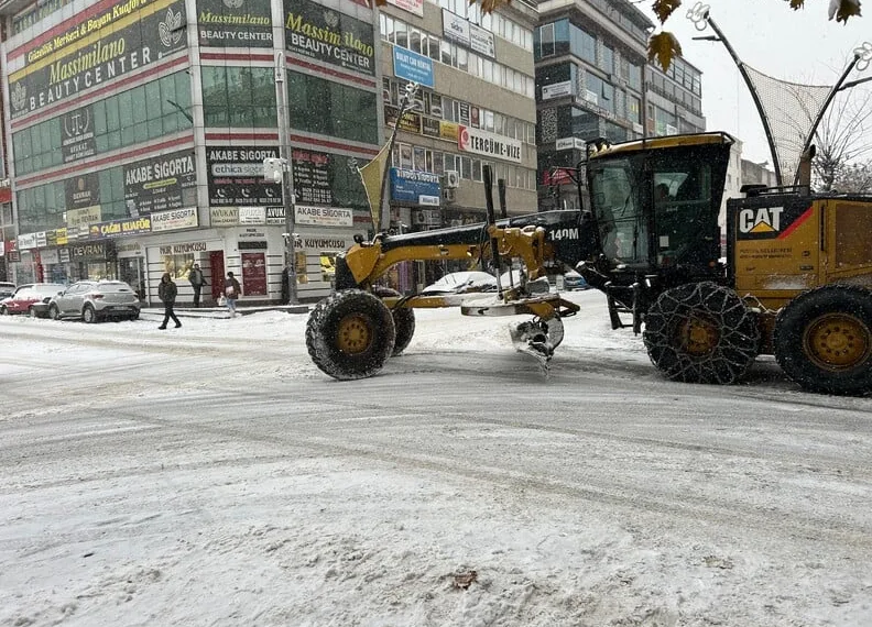 Başkale’de kış sert geçiyor, kar yığınları kamyonlarla ilçe dışına taşınıyor