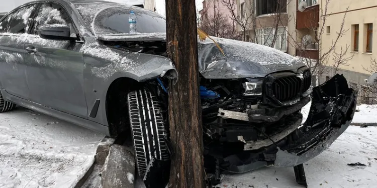 Taksi ile sepetli motosiklet çarpıştı: 2 yaralı