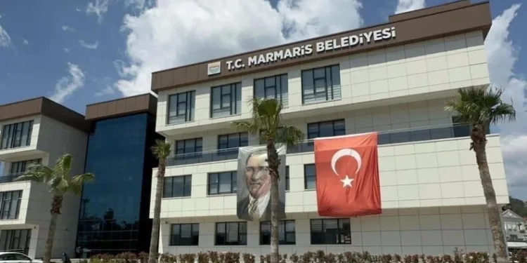 Taksi ile sepetli motosiklet çarpıştı: 2 yaralı