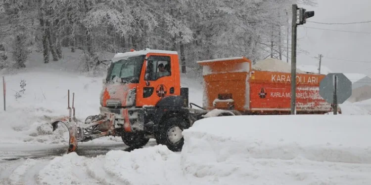 Taksi ile sepetli motosiklet çarpıştı: 2 yaralı