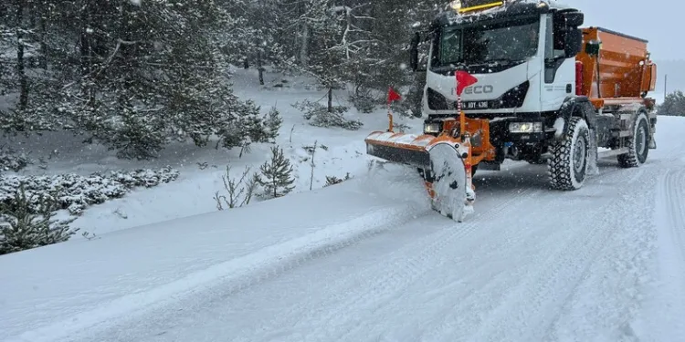 Taksi ile sepetli motosiklet çarpıştı: 2 yaralı