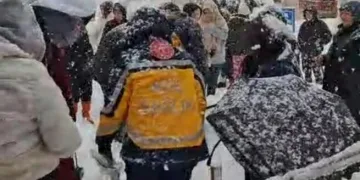 Taksi ile sepetli motosiklet çarpıştı: 2 yaralı