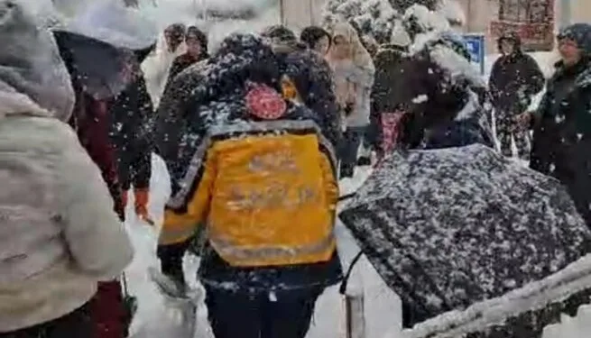 Taksi ile sepetli motosiklet çarpıştı: 2 yaralı