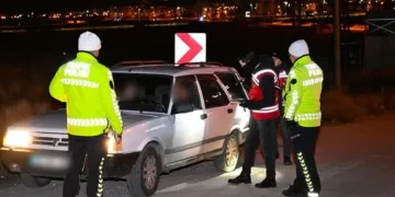 Ordu’da denizdeki fırtına hayatı felç etti: Dalgalar evlere zarar verdi, balıkçı teknesi parçalandı