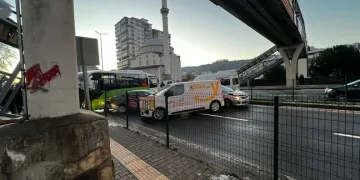 Ordu’da denizdeki fırtına hayatı felç etti: Dalgalar evlere zarar verdi, balıkçı teknesi parçalandı