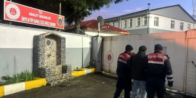 Ordu’da denizdeki fırtına hayatı felç etti: Dalgalar evlere zarar verdi, balıkçı teknesi parçalandı