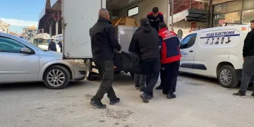 Ordu’da denizdeki fırtına hayatı felç etti: Dalgalar evlere zarar verdi, balıkçı teknesi parçalandı