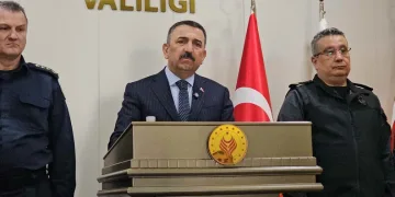 Ordu’da denizdeki fırtına hayatı felç etti: Dalgalar evlere zarar verdi, balıkçı teknesi parçalandı