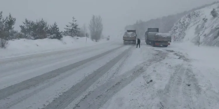 Sivas’ta zincirleme trafik kazası: 4 yaralı