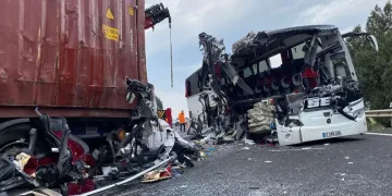 Osmaniye’de yolcu otobüsü TIR’a çarptı: 7 ölü