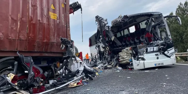 Osmaniye’de yolcu otobüsü TIR’a çarptı: 7 ölü