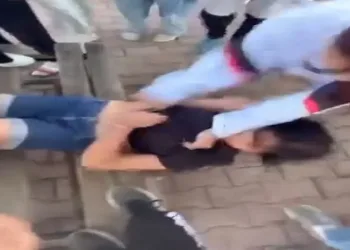 Okul bahçesinde 11 kişilik gruptan kız öğrenciye şiddet