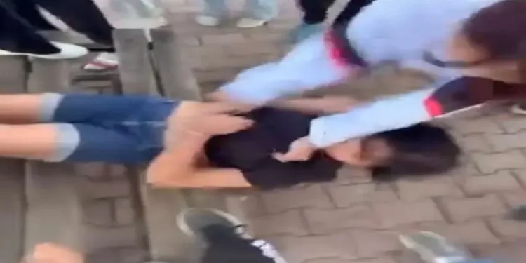 Okul bahçesinde 11 kişilik gruptan kız öğrenciye şiddet
