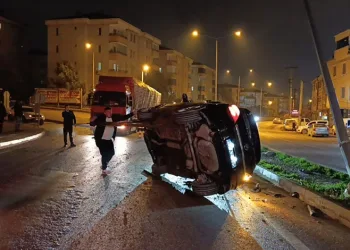 Bursa’da kontrolden çıkan otomobil takla attı: 3 yaralı