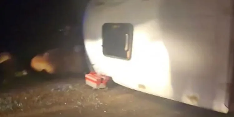İnşaat işçilerini taşıyan minibüs devrildi: 16 yaralı