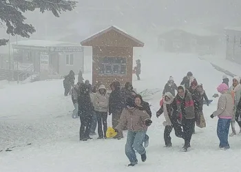 Uludağ’a yoğun kar yağdı, pistler doldu taştı