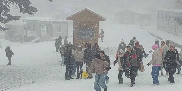 Uludağ’a yoğun kar yağdı, pistler doldu taştı