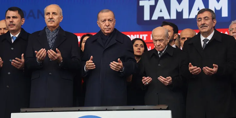 Erdoğan’dan depremzedelere: “Sizi asla yalnız bırakmayacağız”
