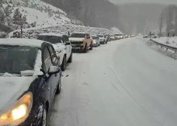 Uludağ’da trafik çilesi, kilometrelerce kuyruk oluştu