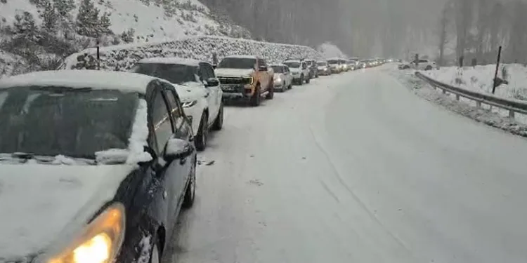 Uludağ’da trafik çilesi, kilometrelerce kuyruk oluştu