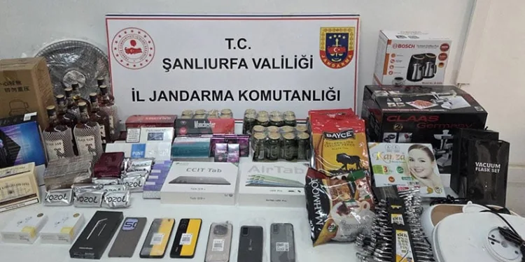 Şanlıurfa’da kaçakçılık operasyonunda çok sayıda kaçak ürün ele geçirildi