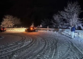 Oylat Kaplıcaları yolu kar nedeniyle kapandı