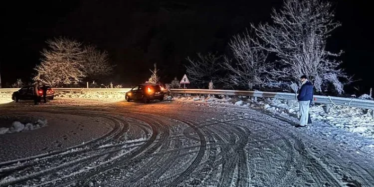 Oylat Kaplıcaları yolu kar nedeniyle kapandı