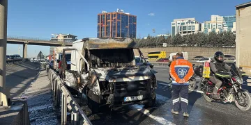 TEM Otoyolu’nda araç alev aldı, sürücü son anda kurtuldu