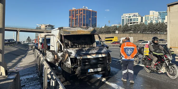 TEM Otoyolu’nda araç alev aldı, sürücü son anda kurtuldu