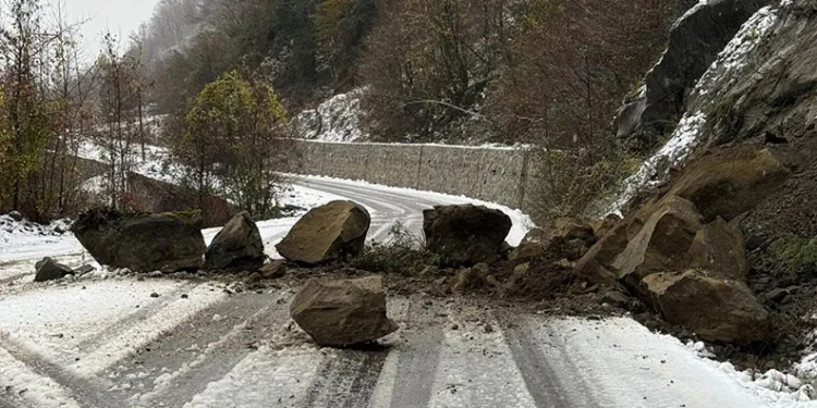Sinop’ta heyelan nedeniyle yol ulaşıma kapandı
