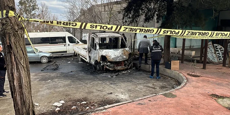 Sığındığı araçta yanarak can verdi