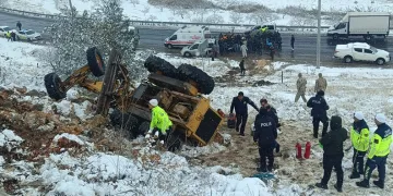 Kar temizliği yapan iş makinesi devrildi: 1 yaralı