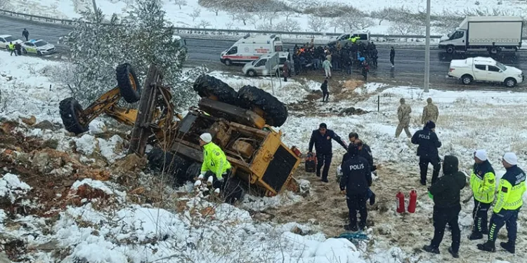 Kar temizliği yapan iş makinesi devrildi: 1 yaralı