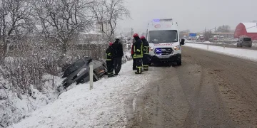 Kar kazayı beraberinde getirdi, yan yatan otomobildeki 4 kişi yaralandı