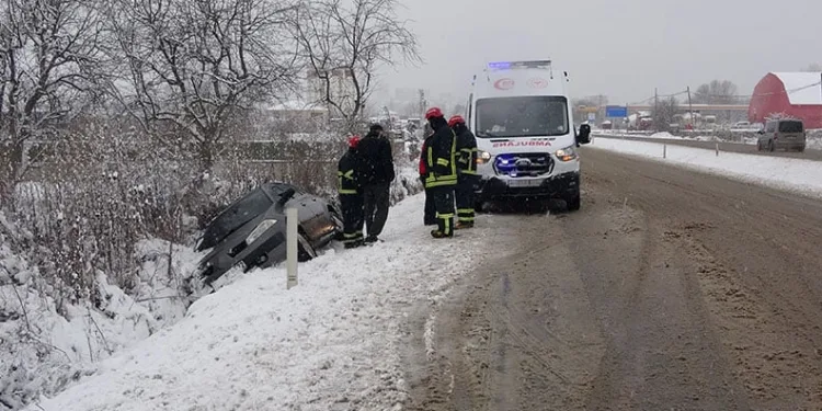 Kar kazayı beraberinde getirdi, yan yatan otomobildeki 4 kişi yaralandı