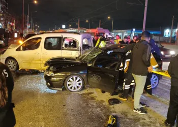 Bursa’da aşırı hız kaza getirdi : 1’i ağır 4 yaralı