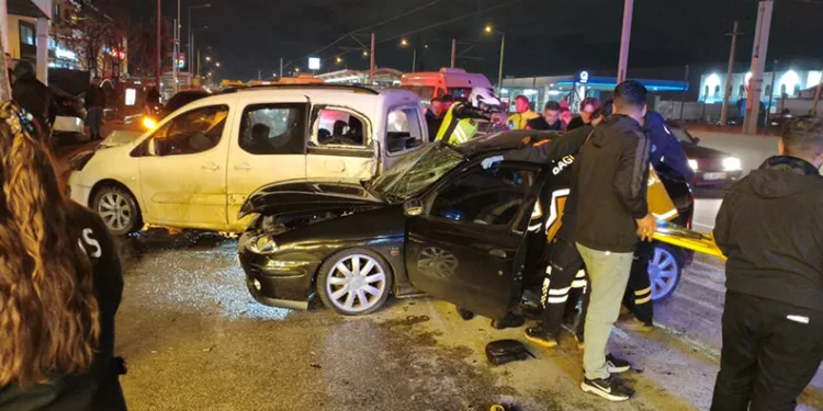 Bursa’da aşırı hız kaza getirdi : 1’i ağır 4 yaralı