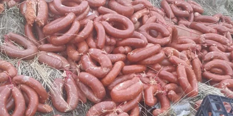 Yüzlerce kilo et ürünü boş araziye atıldı