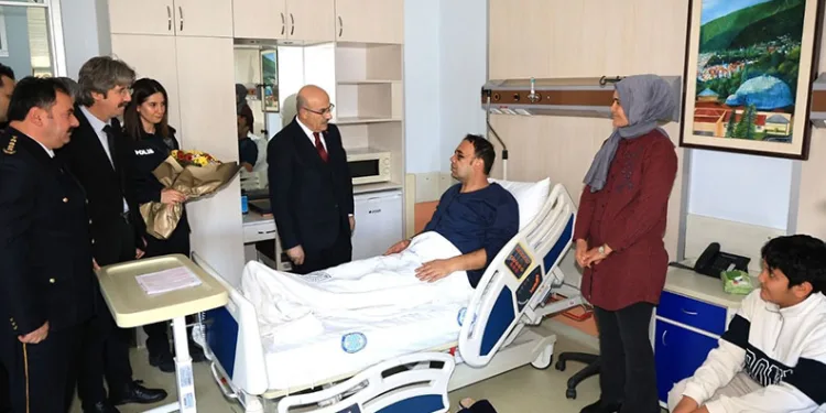 Emniyet Genel Müdürü Demirtaş, Yalova’daki çatışmada yaralanan polisi ziyaret etti