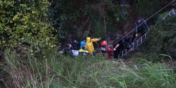 Fethiye’de otomobil uçuruma düştü