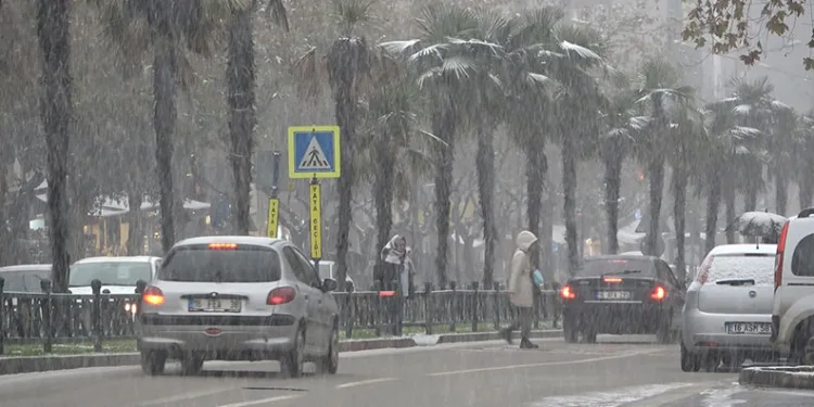 Bursa şehir merkezi de beyazlara büründü