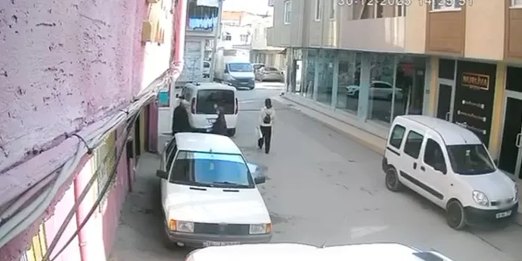 Ekmek arabasının kapısı böyle yere serdi