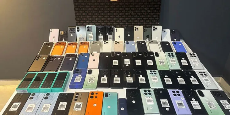 Bursa’da 3 milyonluk kaçak telefon ve USB kablolar ele geçirildi