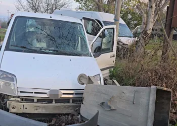 Bursa’da servis minibüsü hafif ticari araçla çarpıştı: 11 yaralı