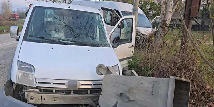 Bursa’da servis minibüsü hafif ticari araçla çarpıştı: 11 yaralı