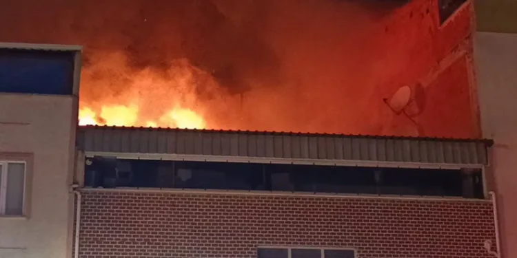 Bursa’da iki katlı evin çatısında yangın